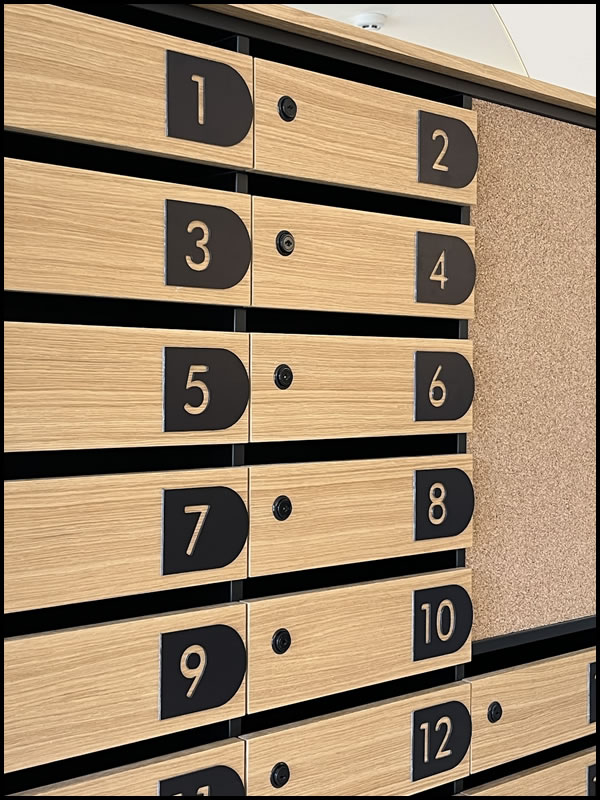 Skreddersydde postkasser i tre laget etter mål